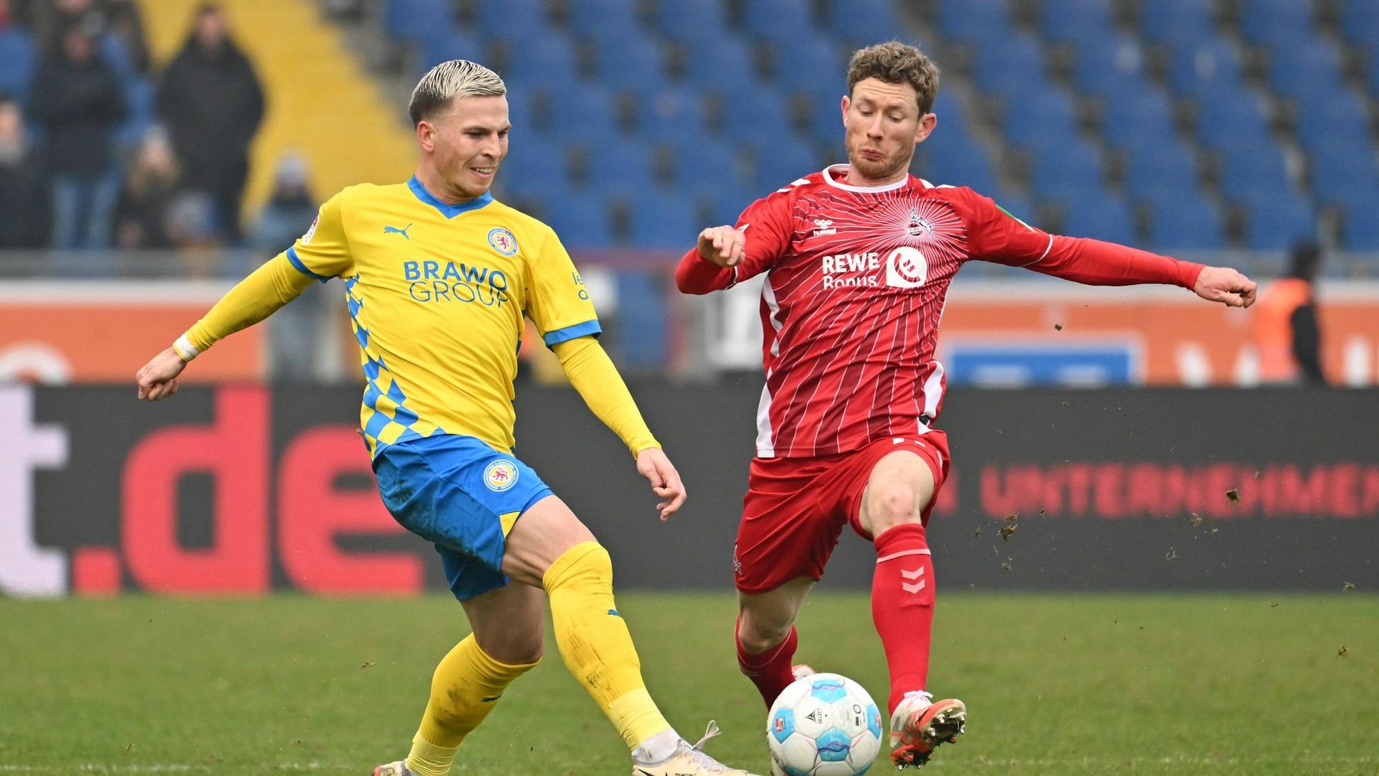 Braunschweigs Lino Tempelmann (l) spielt gegen Kölns Florian Kainz.