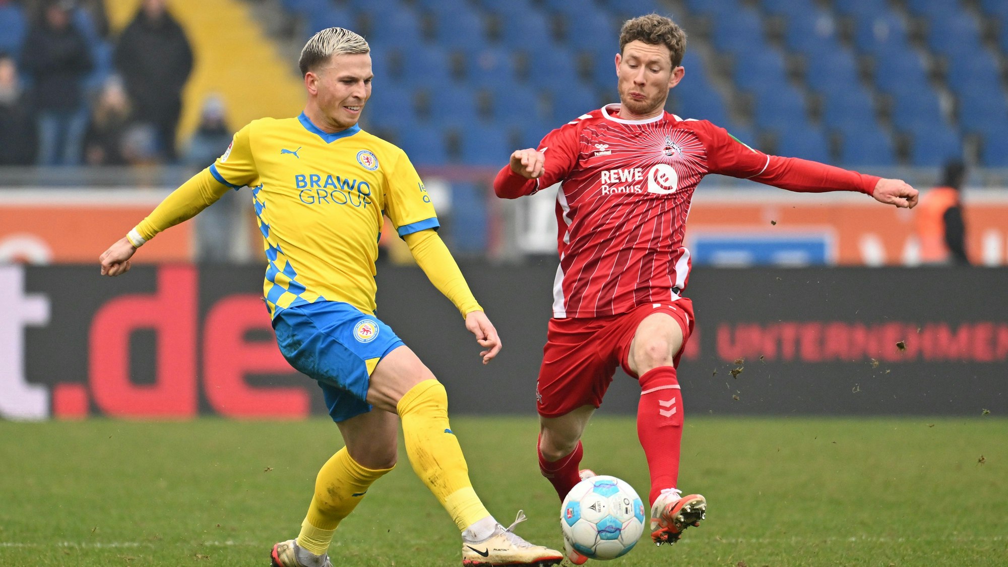 01.02.2025, Niedersachsen, Braunschweig: Fußball: 2. Bundesliga, Eintracht Braunschweig - 1. FC Köln, 20. Spieltag, Eintracht-Stadion. Braunschweigs Lino Tempelmann (l) spielt gegen Kölns Florian Kainz. Foto: Swen Pförtner/dpa - WICHTIGER HINWEIS: Gemäß den Vorgaben der DFL Deutsche Fußball Liga bzw. des DFB Deutscher Fußball-Bund ist es untersagt, in dem Stadion und/oder vom Spiel angefertigte Fotoaufnahmen in Form von Sequenzbildern und/oder videoähnlichen Fotostrecken zu verwerten bzw. verwerten zu lassen. +++ dpa-Bildfunk +++