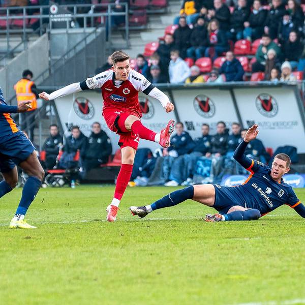 Said El Mala (M.) trifft zum 1:0 für Viktoria Köln.