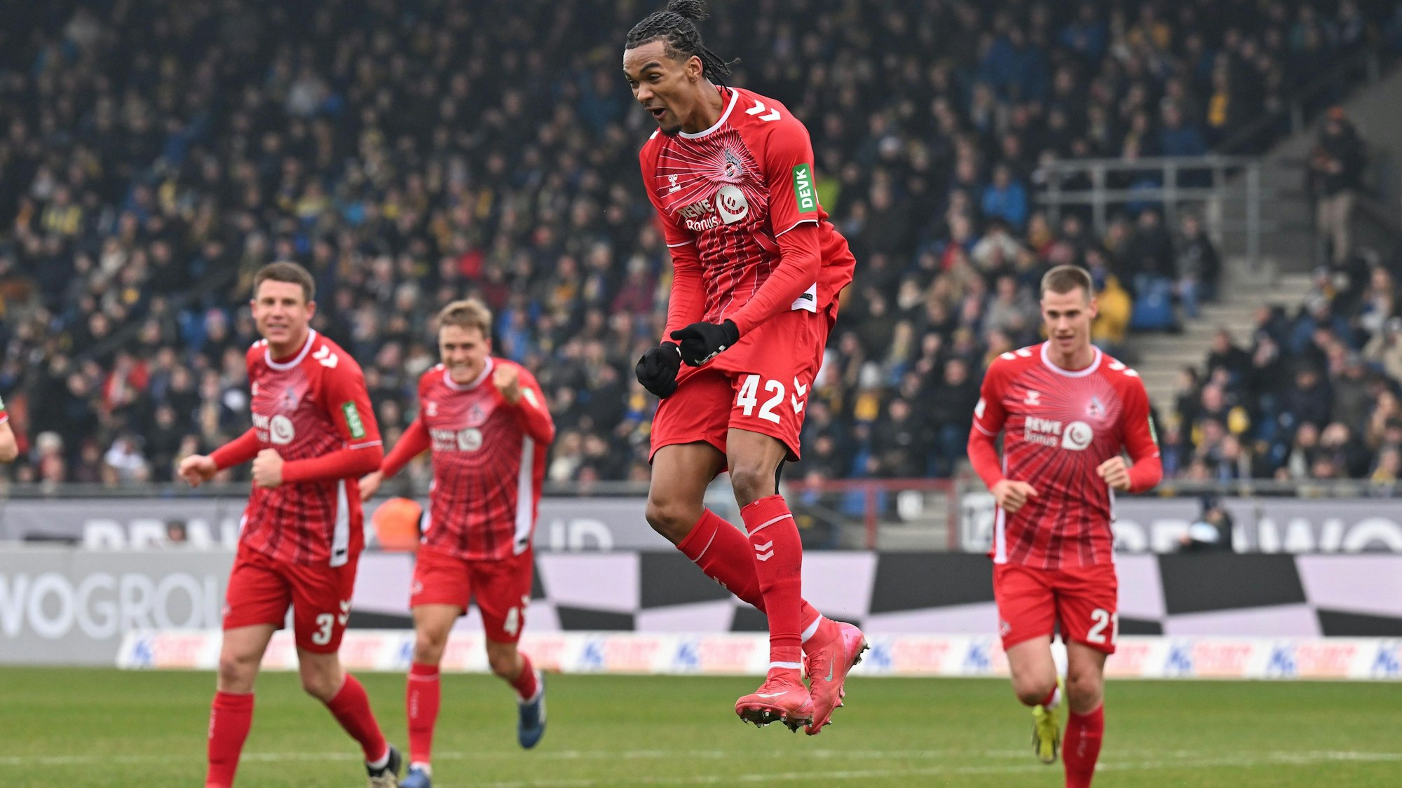 Damion Downs feiert seinen Treffer zum 2:1, die Kollegen eilen zum Gratulieren herbei.