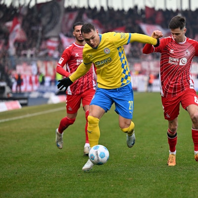 Braunschweigs Sven Köhler (l) im Zweikampf gegen Kölns Denis Huseinbasic.