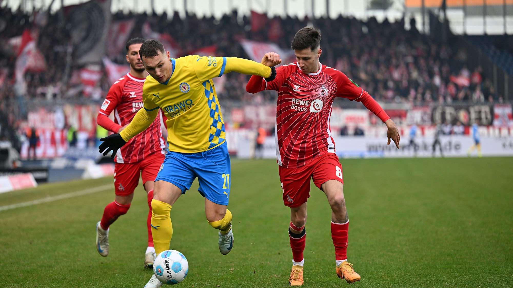 Braunschweigs Sven Köhler (l) im Zweikampf gegen Kölns Denis Huseinbasic.