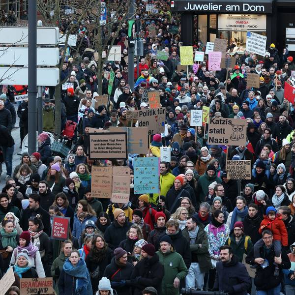 01.02.2025
Köln:
Diverse Organisationen aus der Umwelt und Demokratiebewegung haben zur einer Demonstration mit dem Motto „Keine Zusammenarbeit mit Faschisten!“ aufgerufen.
Viele Plakte gegen Friedrich Merz am Kurt-Hackenberg-Platz
Foto: Martina Goyert