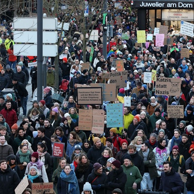 01.02.2025
Köln:
Diverse Organisationen aus der Umwelt und Demokratiebewegung haben zur einer Demonstration mit dem Motto „Keine Zusammenarbeit mit Faschisten!“ aufgerufen. 
Viele Plakte gegen Friedrich Merz am Kurt-Hackenberg-Platz
Foto: Martina Goyert