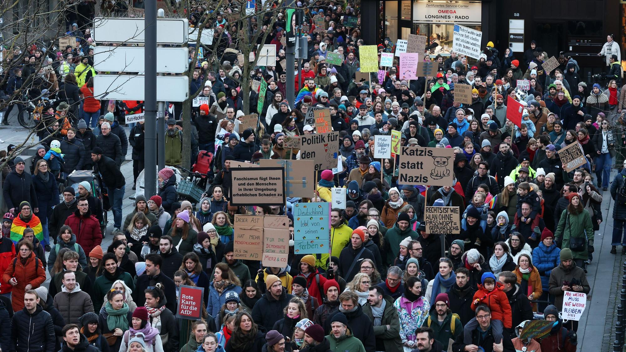 01.02.2025
Köln:
Diverse Organisationen aus der Umwelt und Demokratiebewegung haben zur einer Demonstration mit dem Motto „Keine Zusammenarbeit mit Faschisten!“ aufgerufen.
Viele Plakte gegen Friedrich Merz am Kurt-Hackenberg-Platz
Foto: Martina Goyert