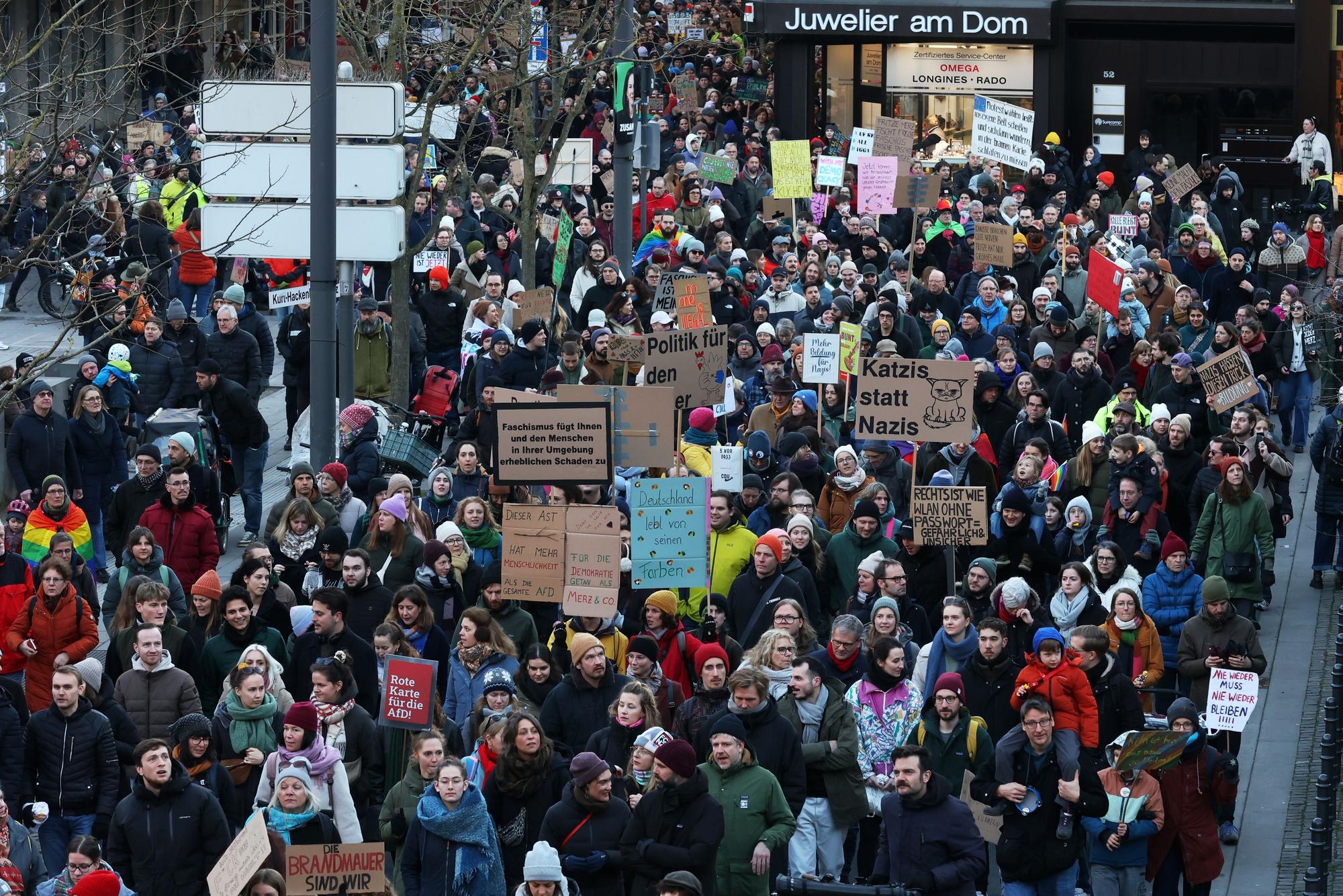 01.02.2025
Köln:
Diverse Organisationen aus der Umwelt und Demokratiebewegung haben zur einer Demonstration mit dem Motto „Keine Zusammenarbeit mit Faschisten!“ aufgerufen.
Viele Plakte gegen Friedrich Merz am Kurt-Hackenberg-Platz
Foto: Martina Goyert