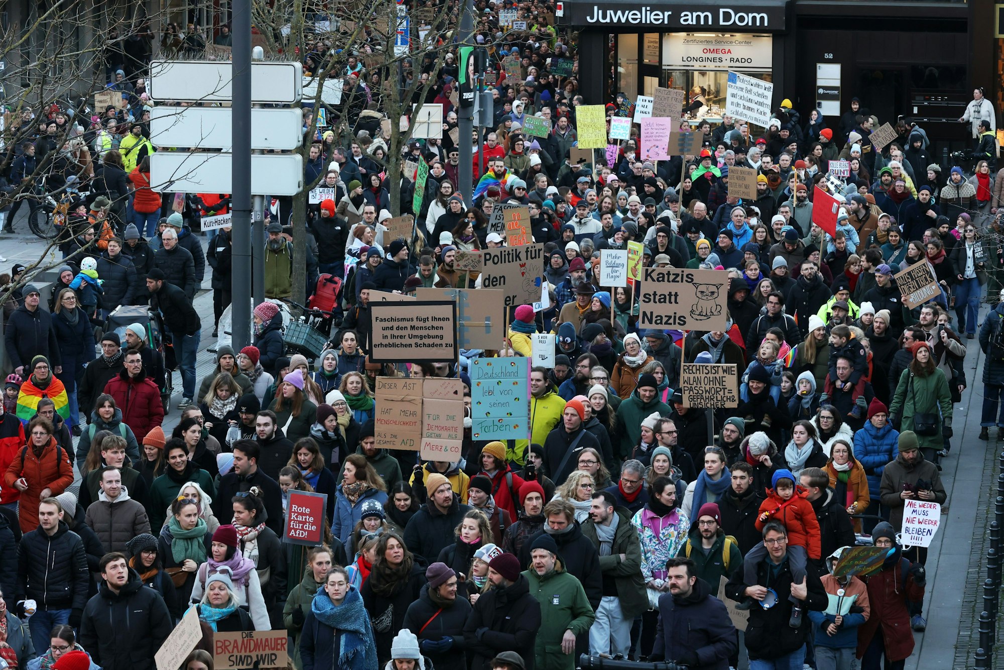 01.02.2025
Köln:
Diverse Organisationen aus der Umwelt und Demokratiebewegung haben zur einer Demonstration mit dem Motto „Keine Zusammenarbeit mit Faschisten!“ aufgerufen.
Viele Plakte gegen Friedrich Merz am Kurt-Hackenberg-Platz
Foto: Martina Goyert