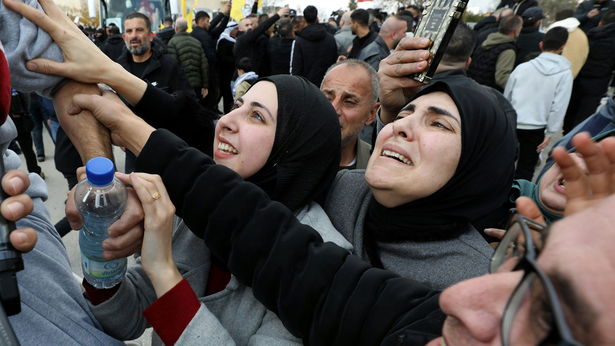Angehörige und Nahestehende reagieren emotional, als sie einen freigelassenen palästinensischen Gefangenen begrüßen, nachdem sie im Zuge einer Waffenruhe-Vereinbarung mit Israel aus israelischen Gefängnissen entlassen wurden.