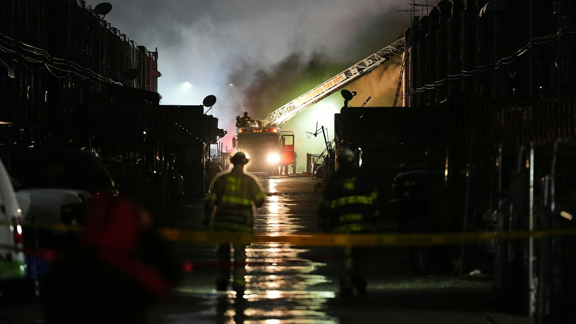 Philadelphia: Ersthelfer arbeiten an der Unfallstelle nach dem Absturz eines Kleinflugzeugs in Philadelphia. Ein privates Kleinflugzeug sei mitten in einem belebten Gebiet im Norden der Stadt abgestürzt.