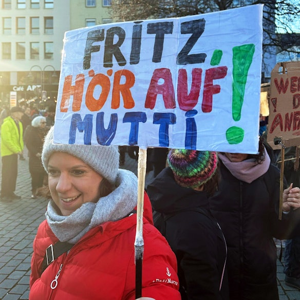 01.01.2025, Nordrhein-Westfalen, Köln: Ein Schild mit der Aufschrift ´Fritz, hör auf Mutti!» ist bei einer Demonstration gegen die Migrationspolitik der CDU in der Innenstadt zu sehen. Der Bundestag hatte am Mittwoch mit Unterstützung der AfD einem Antrag der Union zugestimmt, der Zurückweisungen von Asylsuchenden an den deutschen Grenzen vorsieht. Foto: Christoph Driessen/dpa +++ dpa-Bildfunk +++