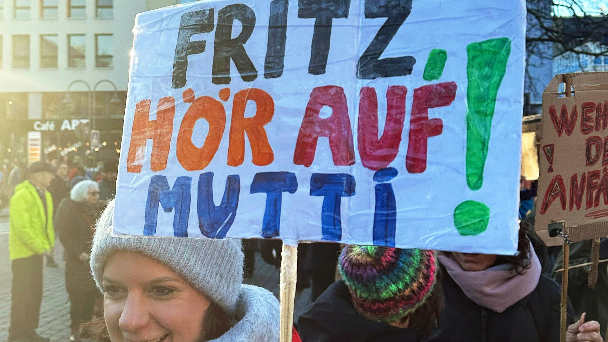 01.01.2025, Nordrhein-Westfalen, Köln: Ein Schild mit der Aufschrift ´Fritz, hör auf Mutti!» ist bei einer Demonstration gegen die Migrationspolitik der CDU in der Innenstadt zu sehen. Der Bundestag hatte am Mittwoch mit Unterstützung der AfD einem Antrag der Union zugestimmt, der Zurückweisungen von Asylsuchenden an den deutschen Grenzen vorsieht. Foto: Christoph Driessen/dpa +++ dpa-Bildfunk +++