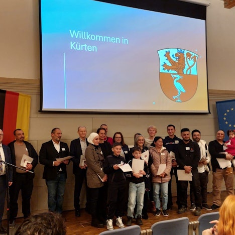 Das Foto zeigt die Teilnehmer der ersten Einbürgerungsfeier der Gemeinde Kürten