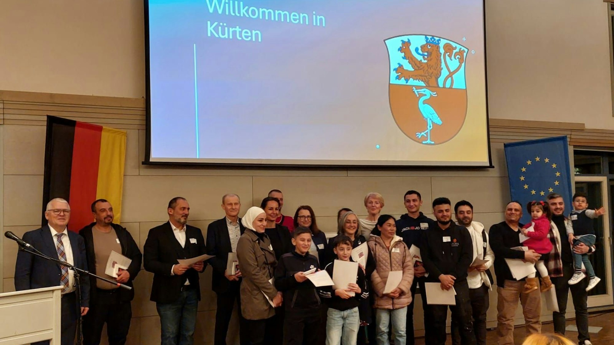 Das Foto zeigt die Teilnehmer der ersten Einbürgerungsfeier der Gemeinde Kürten