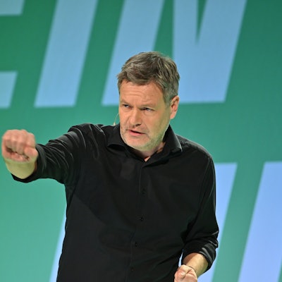 Grünen-Kanzlerkandidat Robert Habeck attackiert Friedrich Merz.