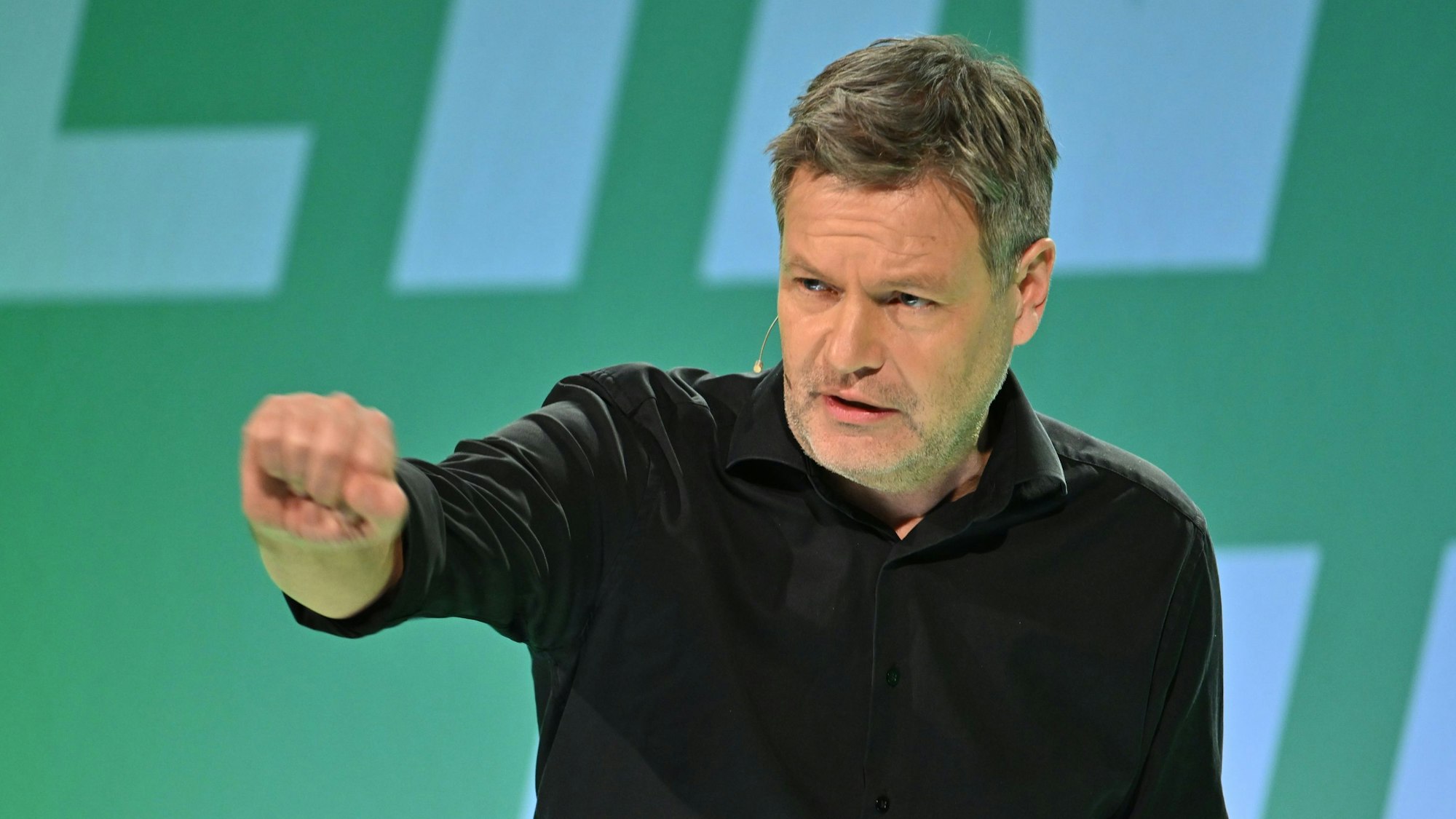 Grünen-Kanzlerkandidat Robert Habeck attackiert Friedrich Merz.