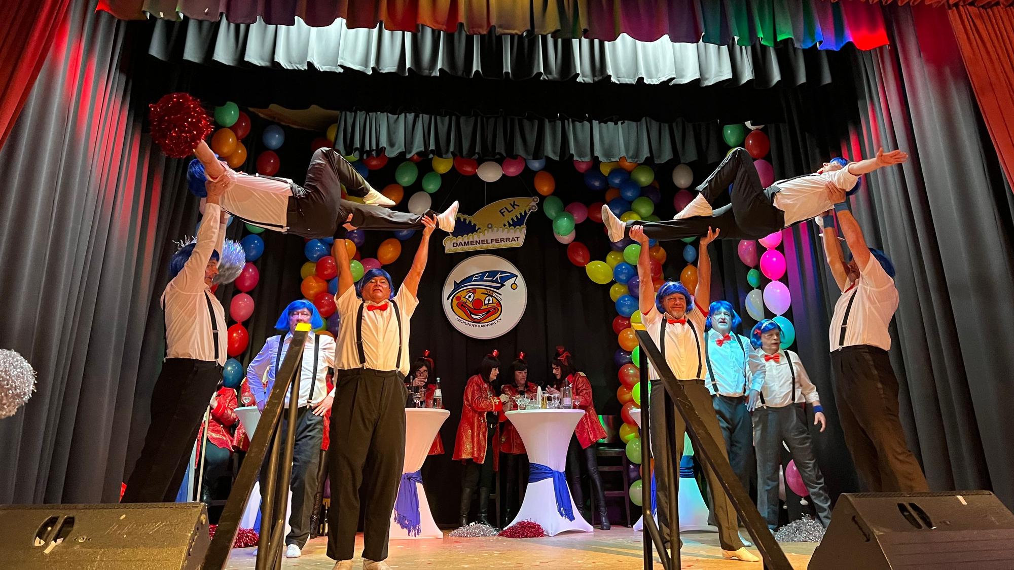 FLK-Damensitzung: Männerballett mit Hebefiguren auf der Bühne