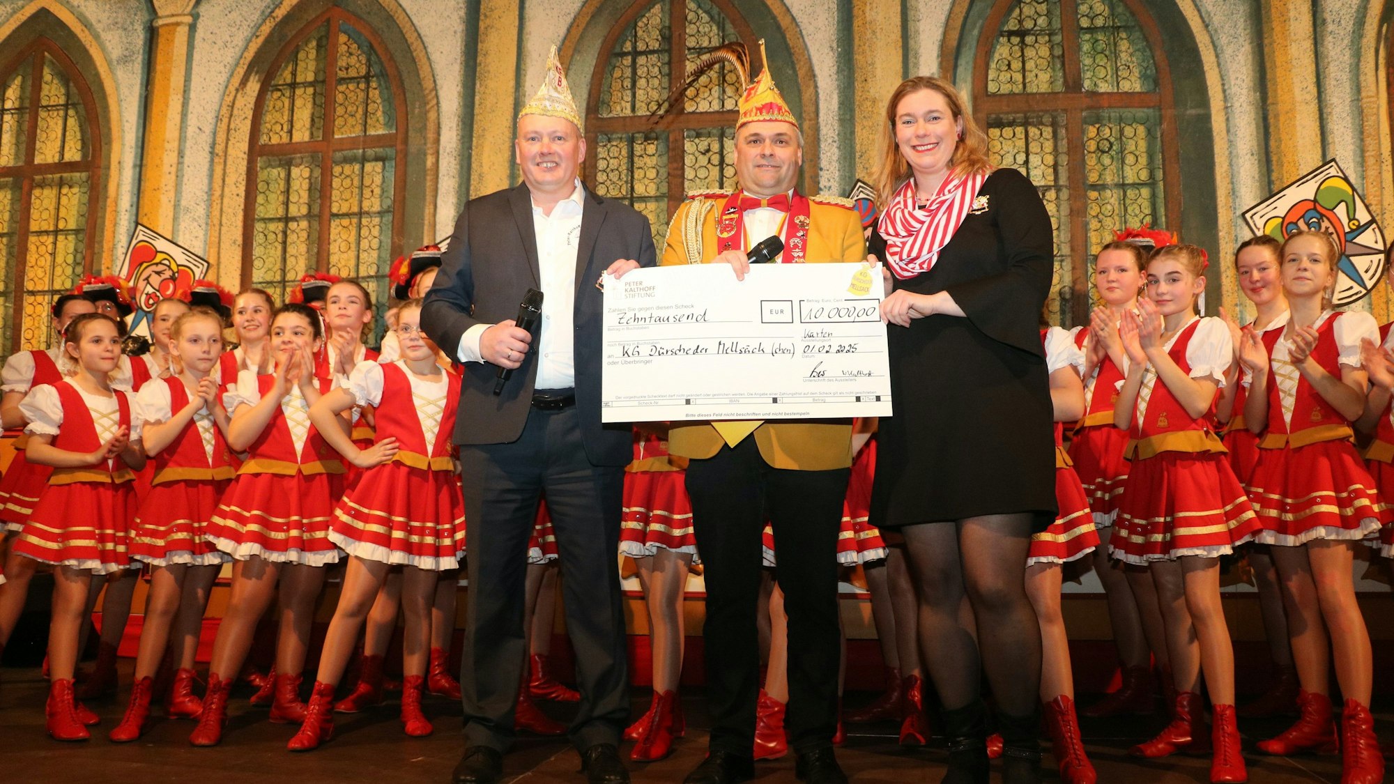 Das Foto zeigt die Spendenübergabe der Peter-Kalthoff-Stiftung an die Mellsäckchen