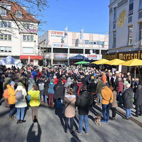 Das Foto zeigt Teilnehmer der Mahnwache auf dem Trotzenburgplatz in Bergisch Gladbach