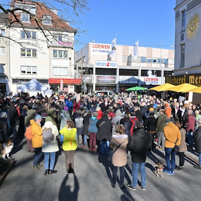 Das Foto zeigt Teilnehmer der Mahnwache auf dem Trotzenburgplatz in Bergisch Gladbach