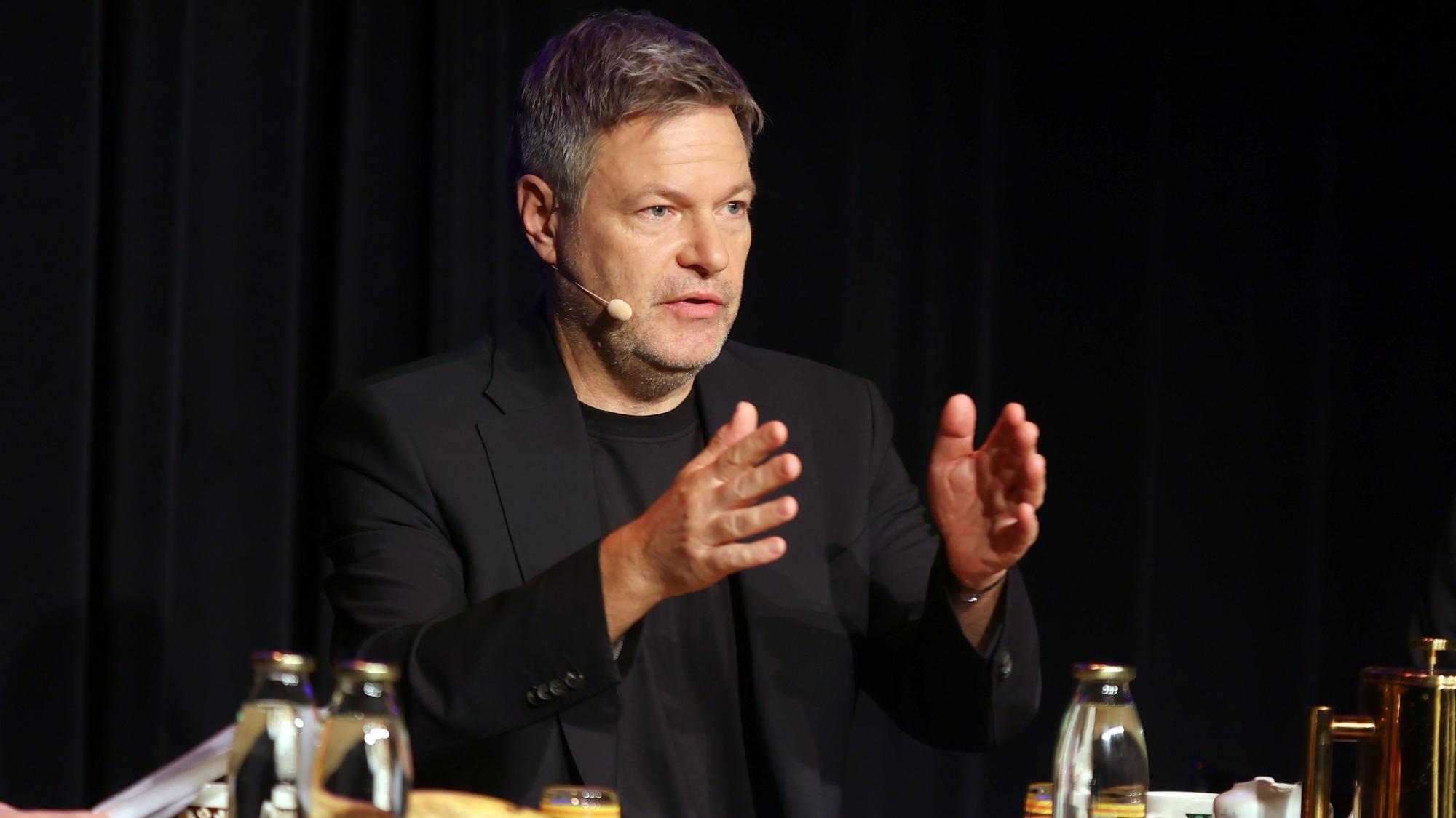Kanzlerkandidat Robert Habeck spricht mit Leserinnen und Lesern des Kölner Stadt-Anzeigers.