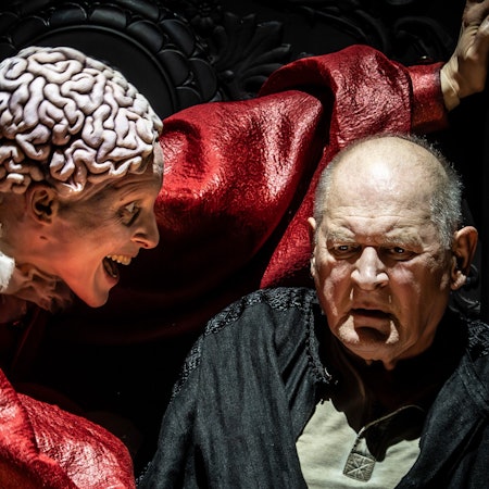 König Lear
von William Shakespeare
Regie: Evgeny Titov
 
Regie: Evgeny Titov
Bühne: Etienne Pluss
Kostüm: Esther Bialas
Musik: Moritz Wallmüller
Licht: Konstantin Sonneson
Dramaturgie: Janine Ortiz
 
Auf dem Bild
Anne Müller, Burghart Klaußner