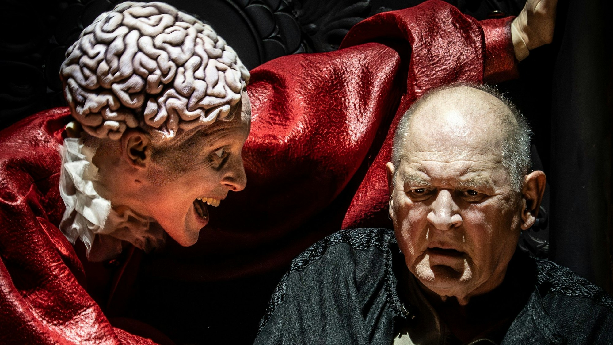 König Lear
von William Shakespeare
Regie: Evgeny Titov
Regie: Evgeny Titov
Bühne: Etienne Pluss
Kostüm: Esther Bialas
Musik: Moritz Wallmüller
Licht: Konstantin Sonneson
Dramaturgie: Janine Ortiz
Auf dem Bild
Anne Müller, Burghart Klaußner