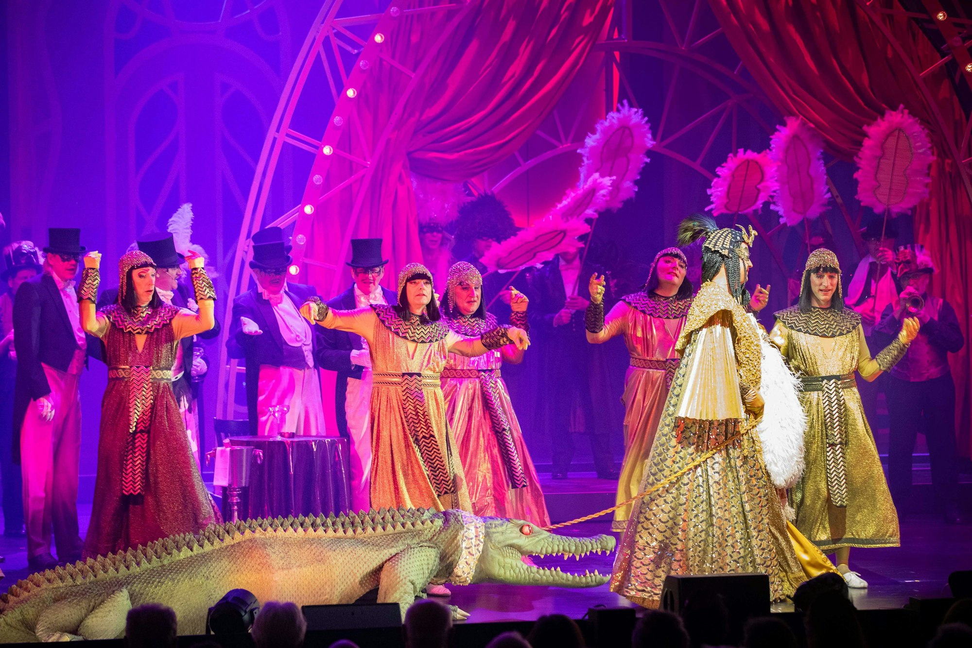Ägyptisches Ballett mit Krokodil