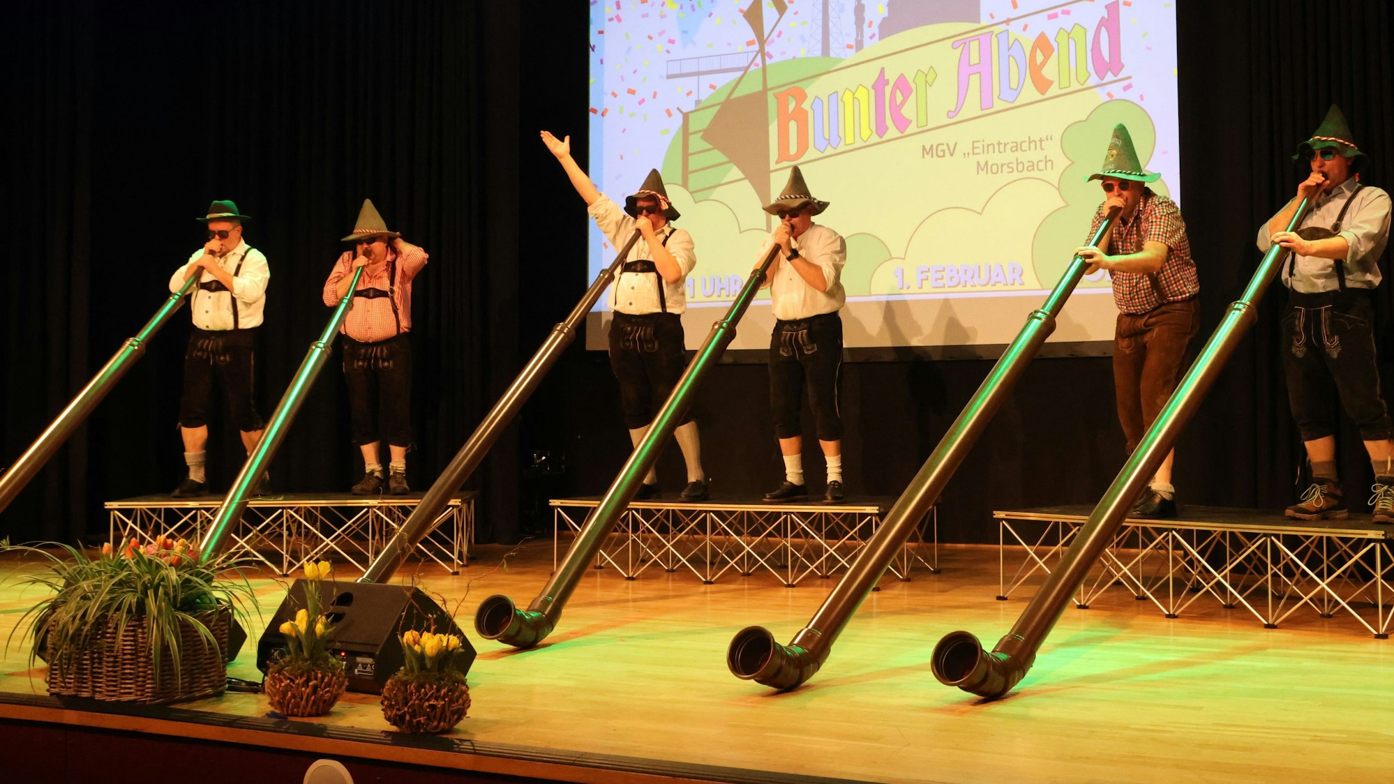Queen-Songs brachten die Schippendales beim „Bunten Abend“ in des MGV „Eintracht“ Morsbach auf meterlangen Alphörnern in der Kulturstätte zu Gehör.