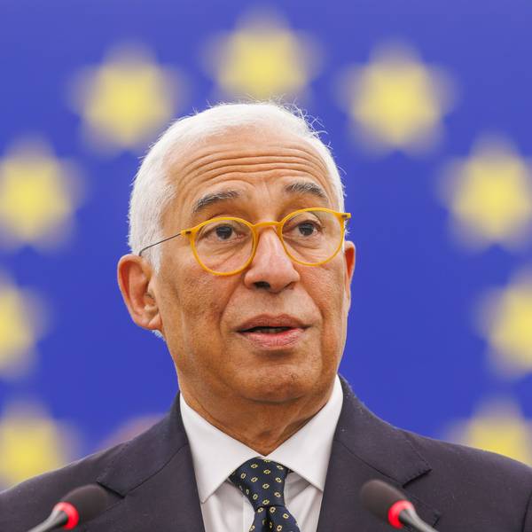 António Luís Santos da Costa, Präsident des Europäischen Rates, steht im Gebäude des Europäischen Parlaments und spricht.