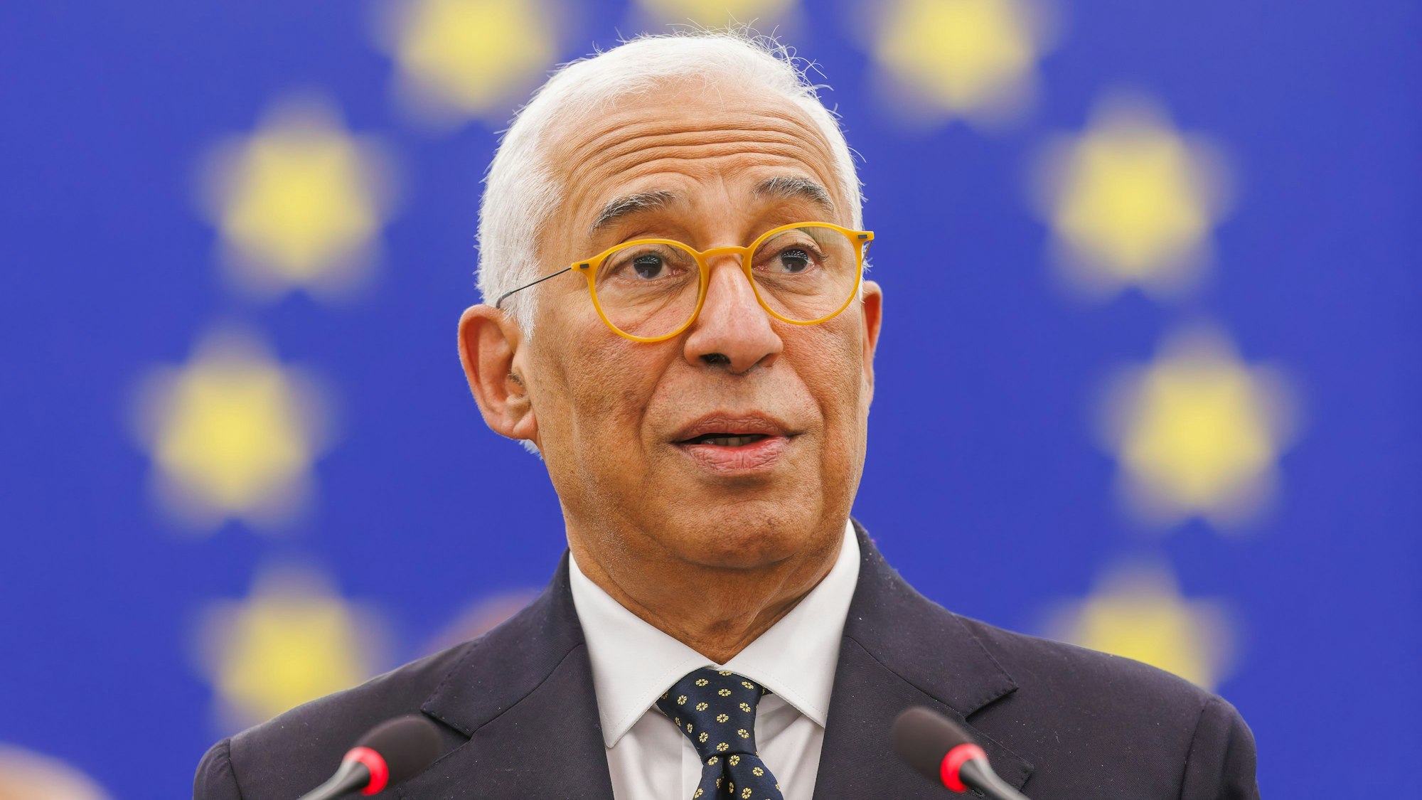 António Luís Santos da Costa, Präsident des Europäischen Rates, steht im Gebäude des Europäischen Parlaments und spricht.