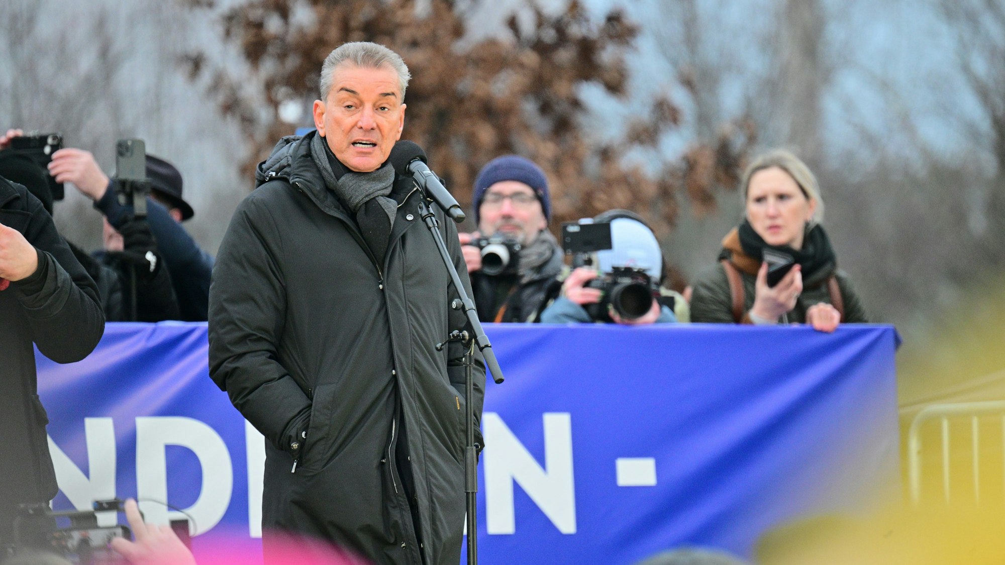 Michel Friedman, Publizist, spricht während einer Demonstration unter dem Motto „Aufstand der Anständigen - Demo für die Brandmauer“. Der Bundestag hatte am Mittwoch mit Unterstützung der AfD einem Antrag der Union zugestimmt, der Zurückweisungen von Asylsuchenden an den deutschen Grenzen vorsieht.
