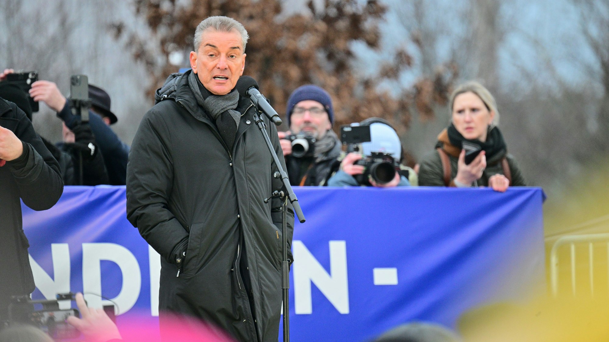 Michel Friedman, Publizist, spricht während einer Demonstration unter dem Motto „Aufstand der Anständigen - Demo für die Brandmauer“. (Archivbild)