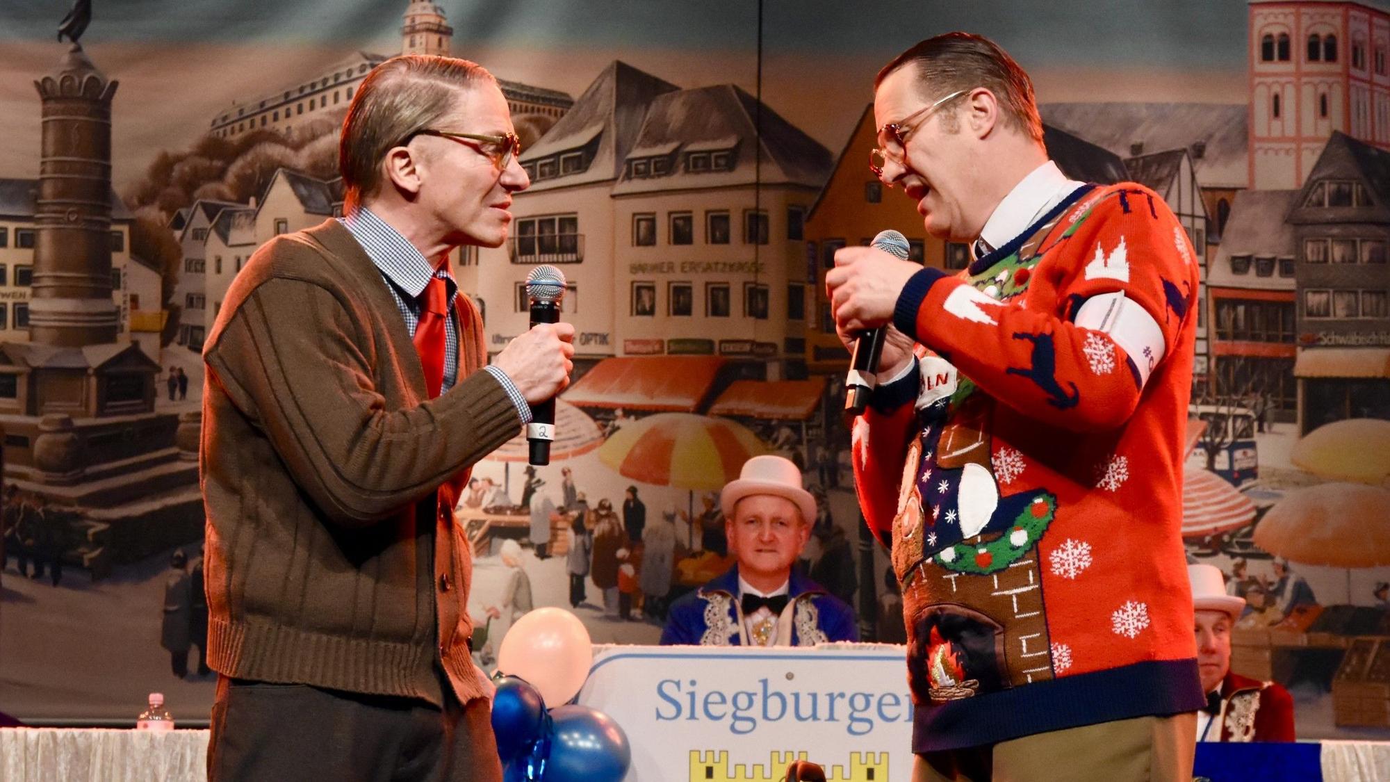 Zwei Männer in Strickjacke, Pullover als Senioren verkleidet.