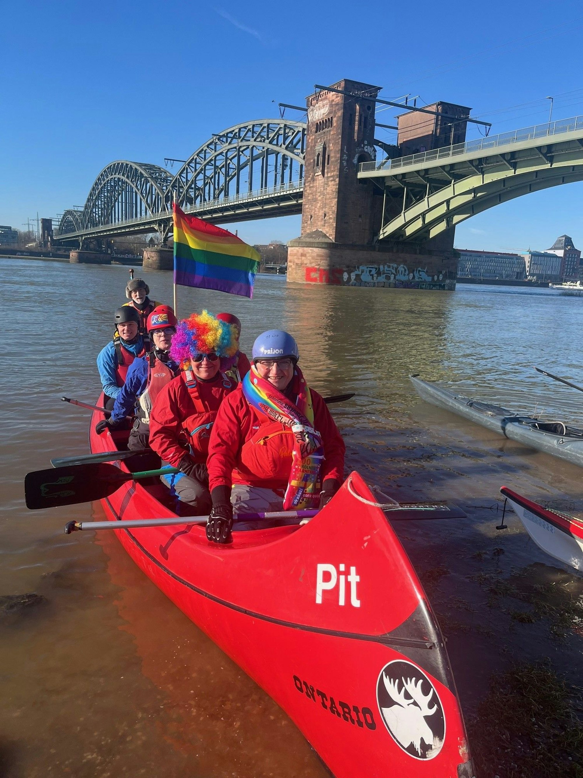 Demonstration gegen Rechts auf dem Rhein.