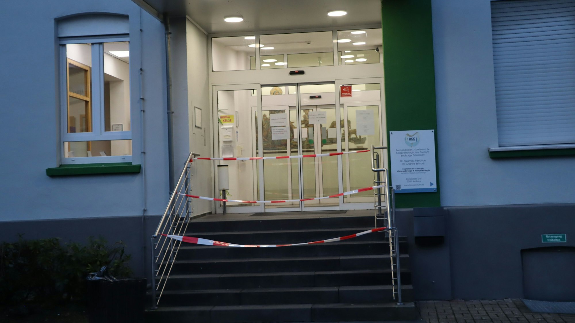 Alle Eingänge sind versperrt. Das Krankenhaus ist nun für immer geschlossen.