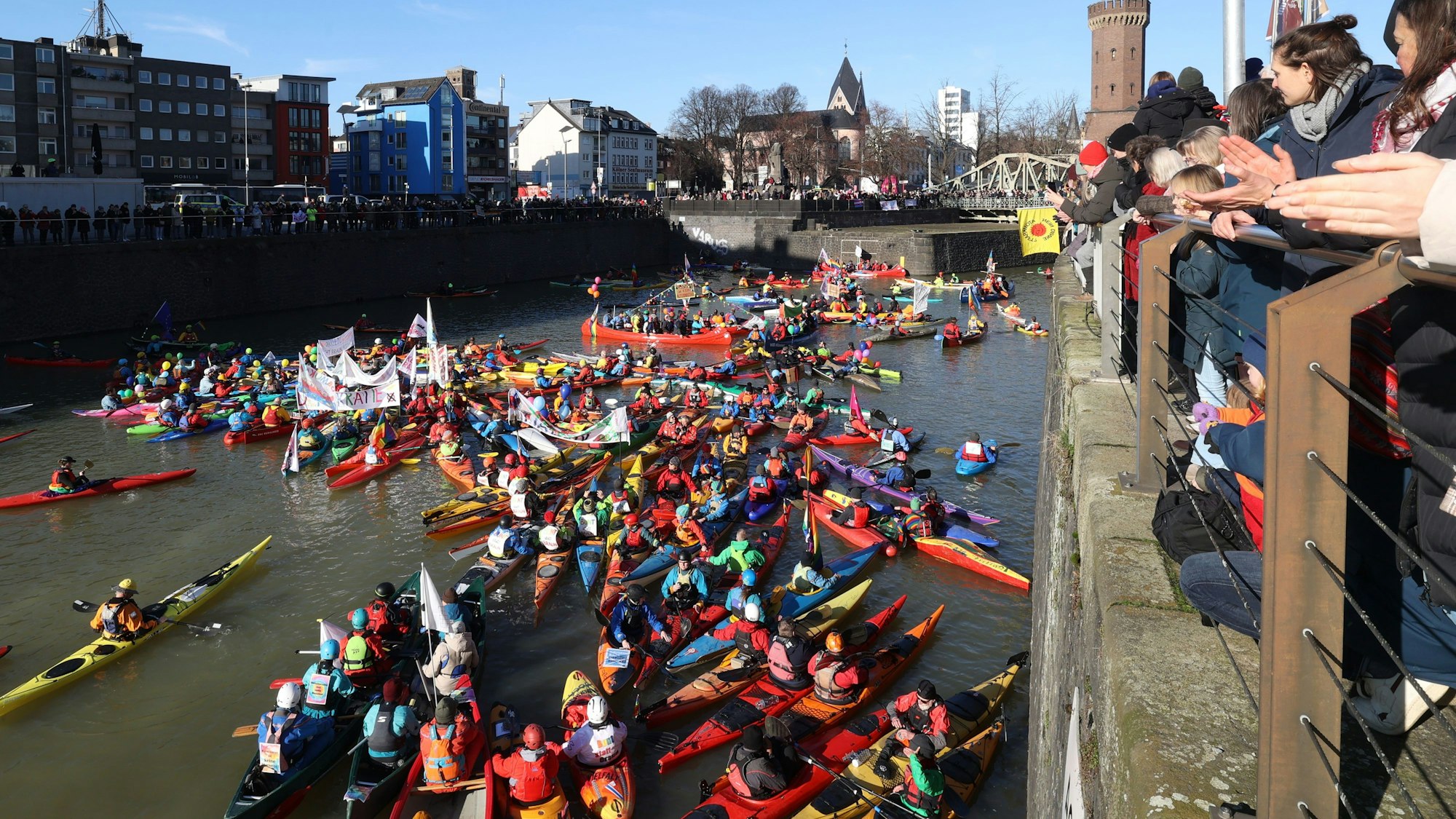 Die erste „Rheindemo“. Paddeln für Demokratie und Vielfalt.