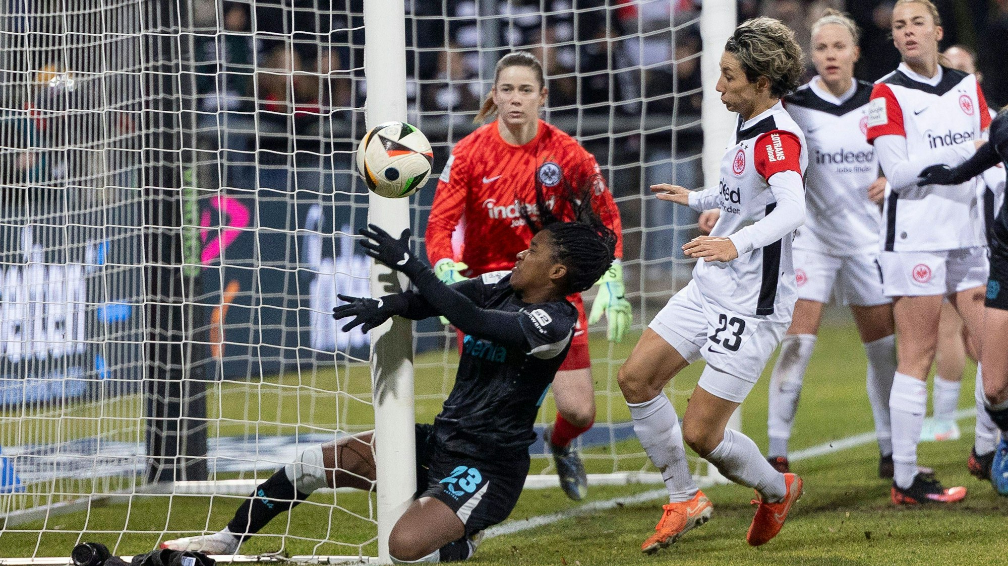 Google Pixel Frauen Bundesliga: Eintracht Frankfurt - Bayer 04 Leverkusen, 31.01.2025 Delice Boboy TSV Bayer 04 Leverkusen 23 knallt gegen den Pfosten, Eintracht Frankfurt - Bayer 04 Leverkusen, Frankfurt, Stadion am Brentanobad, 31.1.2025 *** Google Pixel Womens Bundesliga Eintracht Frankfurt Bayer 04 Leverkusen, 31 01 2025 Delice Boboy TSV Bayer 04 Leverkusen 23 hits the post, Eintracht Frankfurt Bayer 04 Leverkusen, Frankfurt, Stadion am Brentanobad, 31 1 2025 Copyright: xBEAUTIFULxSPORTS/Gawlikx