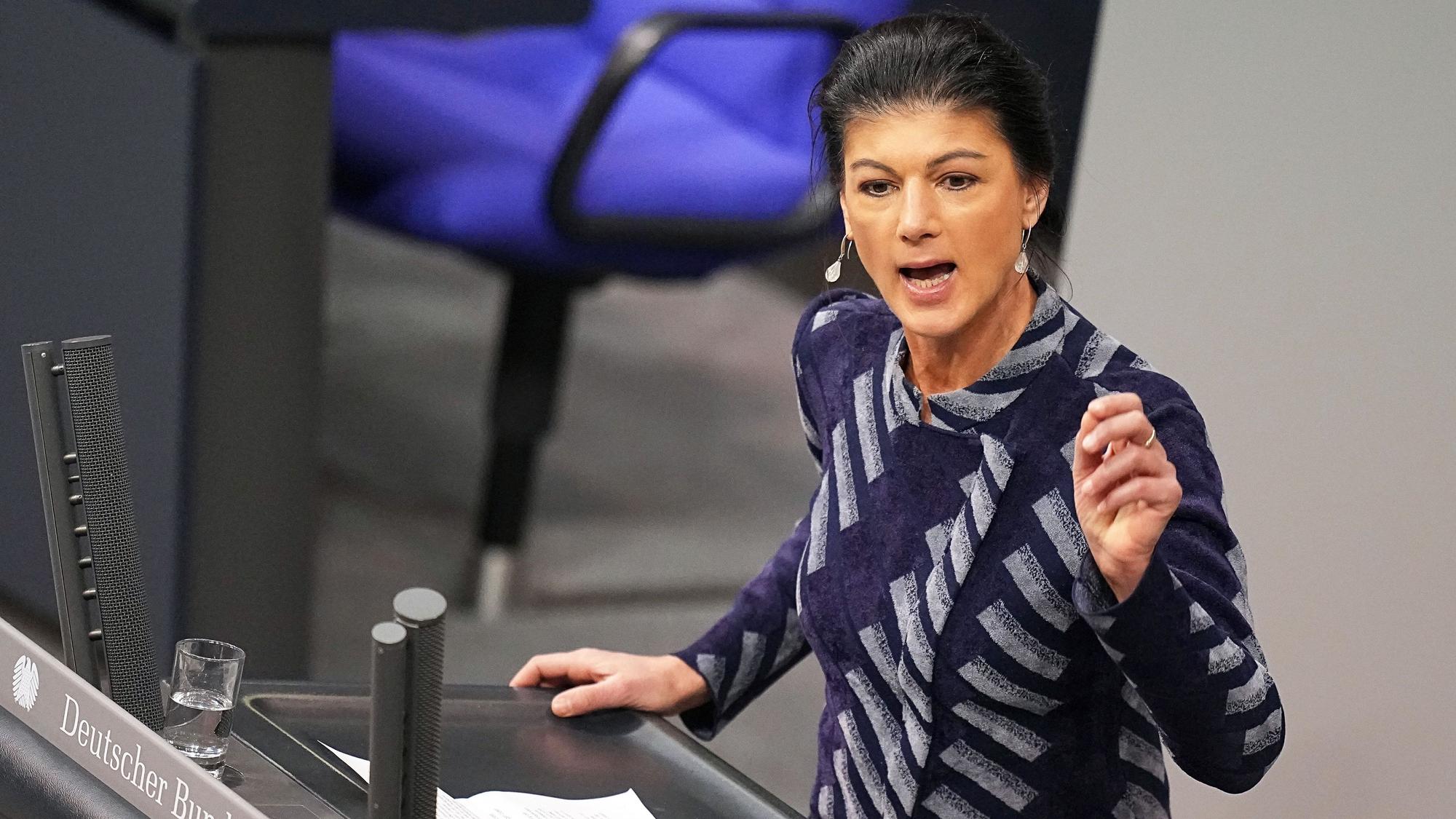 31.01.2025, Berlin: Sahra Wagenknecht, Bundesvorsitzende des Bündnis Sahra Wagenknecht (BSW), spricht während der Debatte im Plenarsaal im Bundestag. Im Bundestag soll unter anderem über das «Zustrombegrenzungsgesetz» der Union zur Eindämmung der Migration abgestimmt werden. Foto: Michael Kappeler/dpa +++ dpa-Bildfunk +++