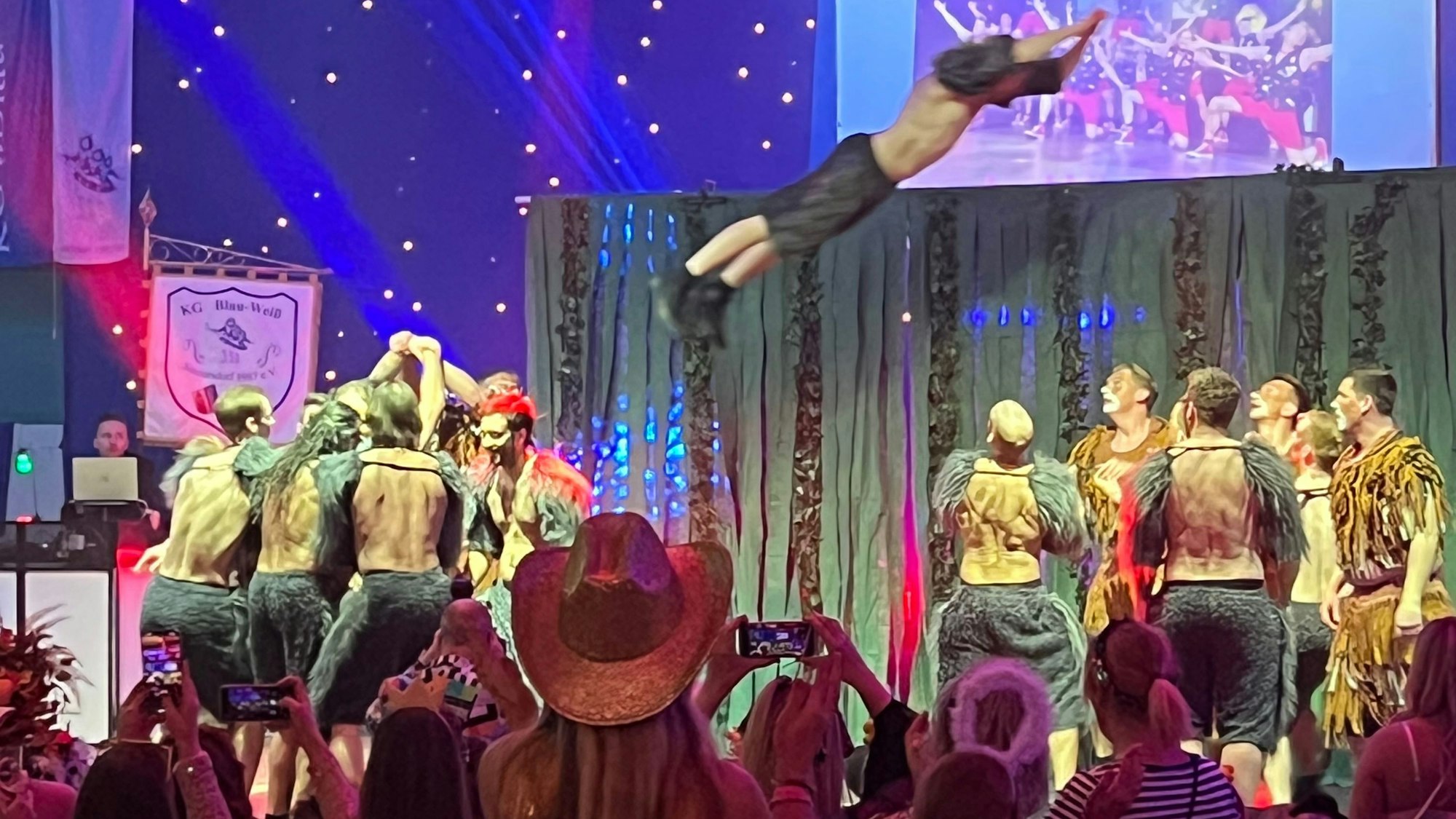 Ganz schön artistisch, was die Vulkanelfen auf der Bühne veranstalteten.