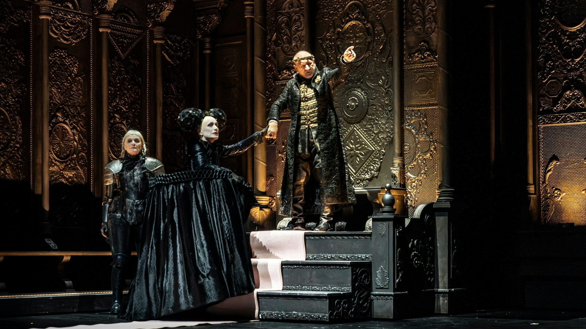 König Lear
von William Shakespeare
Regie: Evgeny Titov
Regie: Evgeny Titov
Bühne: Etienne Pluss
Kostüm: Esther Bialas
Musik: Moritz Wallmüller
Licht: Konstantin Sonneson
Dramaturgie: Janine Ortiz