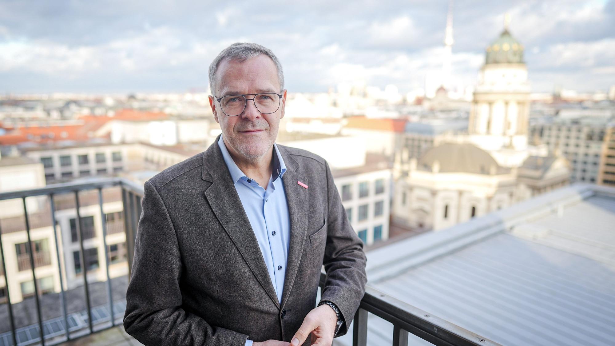 Jörg Dittrich, Präsident des Zentralverbandes des Deutschen Handwerks (ZDH), am Rade eines Interviews in Berlin. (Archivbild)
