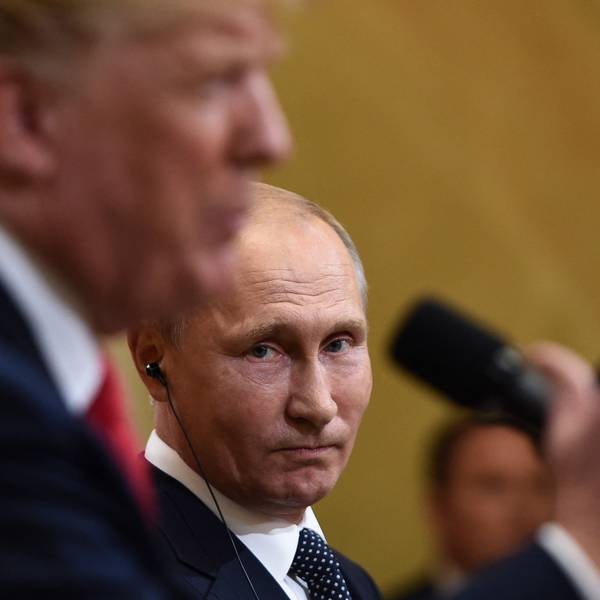 Kremlchef Wladimir Putin schaut bei einer Pressekonferenz zu US-Präsident Donald Trump. (Archivbild)
