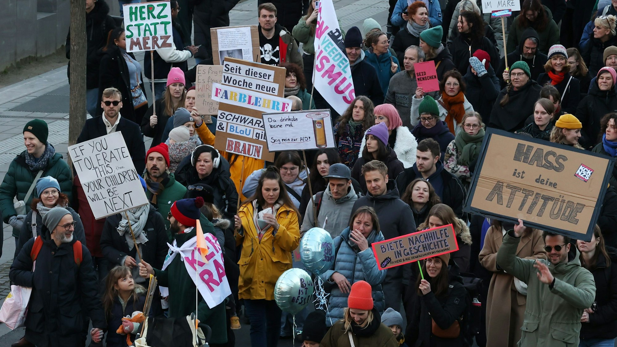 01.02.2025
Köln:
Diverse Organisationen aus der Umwelt und Demokratiebewegung haben zur einer Demonstration mit dem Motto „Keine Zusammenarbeit mit Faschisten!“ aufgerufen.
Viele Plakte gegen Friedrich Merz am Kurt-Hackenberg-Platz
Foto: Martina Goyert