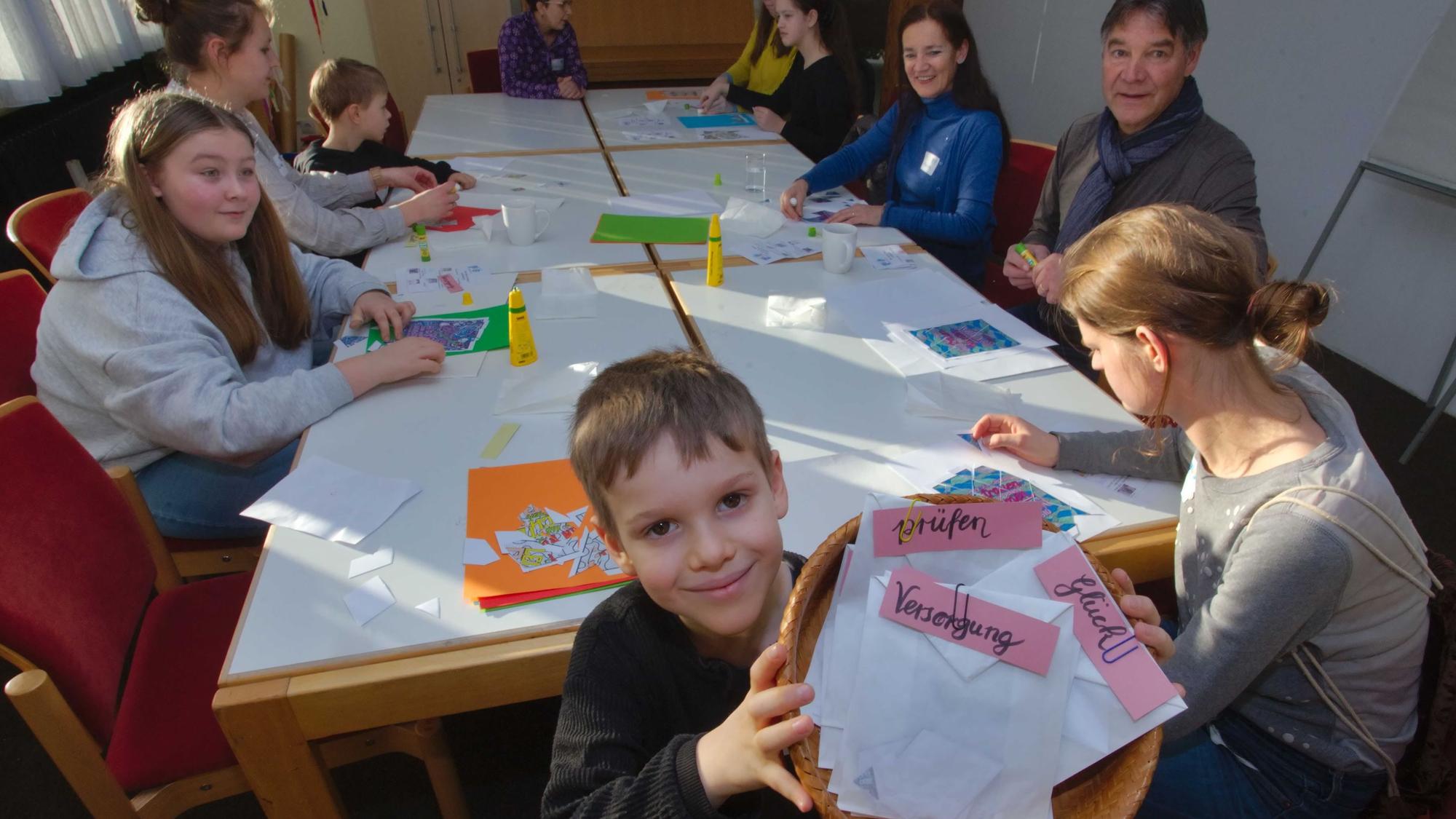 Auch Puzzle-Spiele sind Teil des Erfahrens von „Kirche Kunterbunt“, Jan zeigt im Gemeindezentrum auf dem Bergneustädter Hackenberg einen mit Puzzles gefüllten Korb.