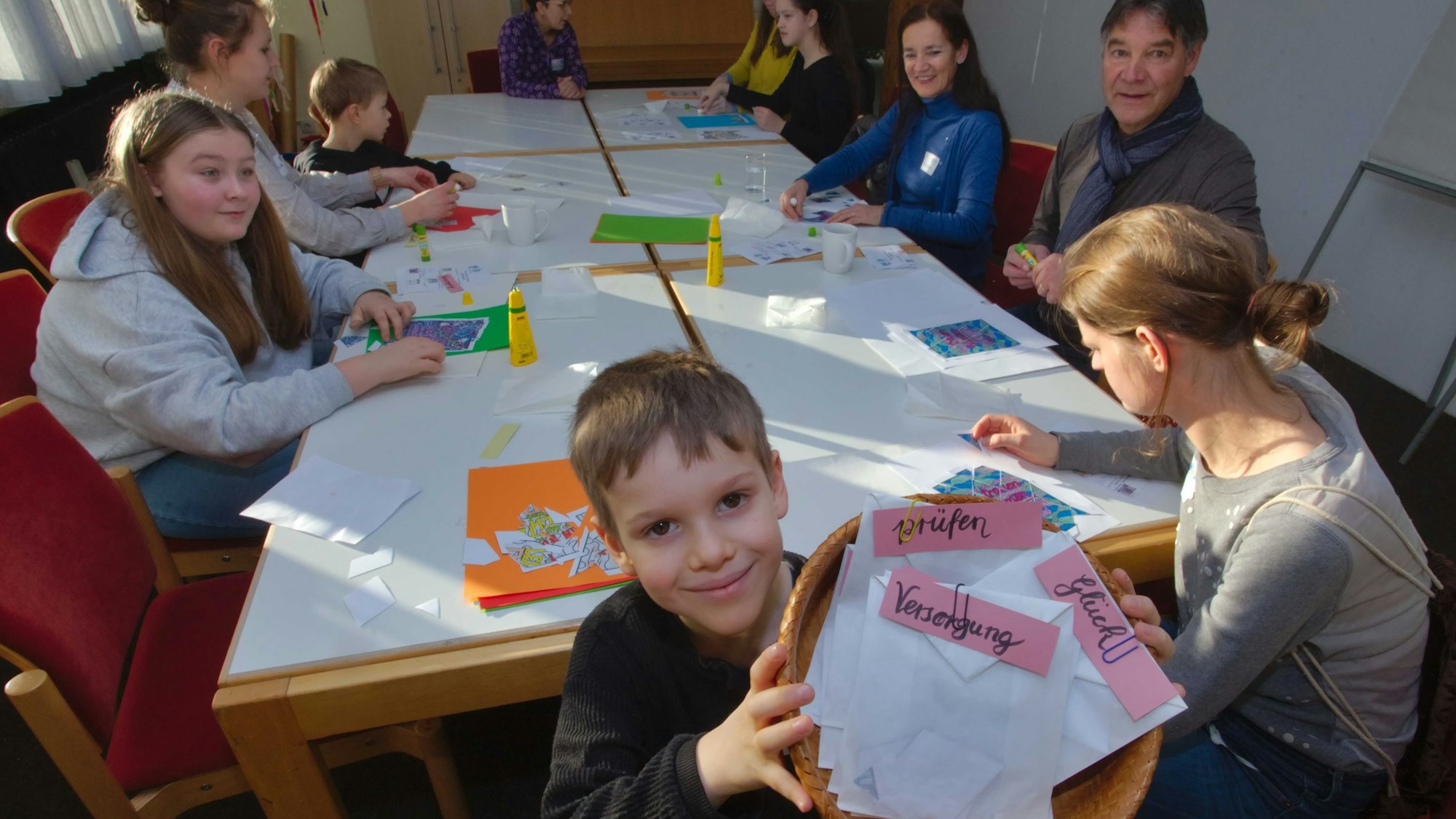 Auch Puzzle-Spiele sind Teil des Erfahrens von „Kirche Kunterbunt“, Jan zeigt im Gemeindezentrum auf dem Bergneustädter Hackenberg einen mit Puzzles gefüllten Korb.