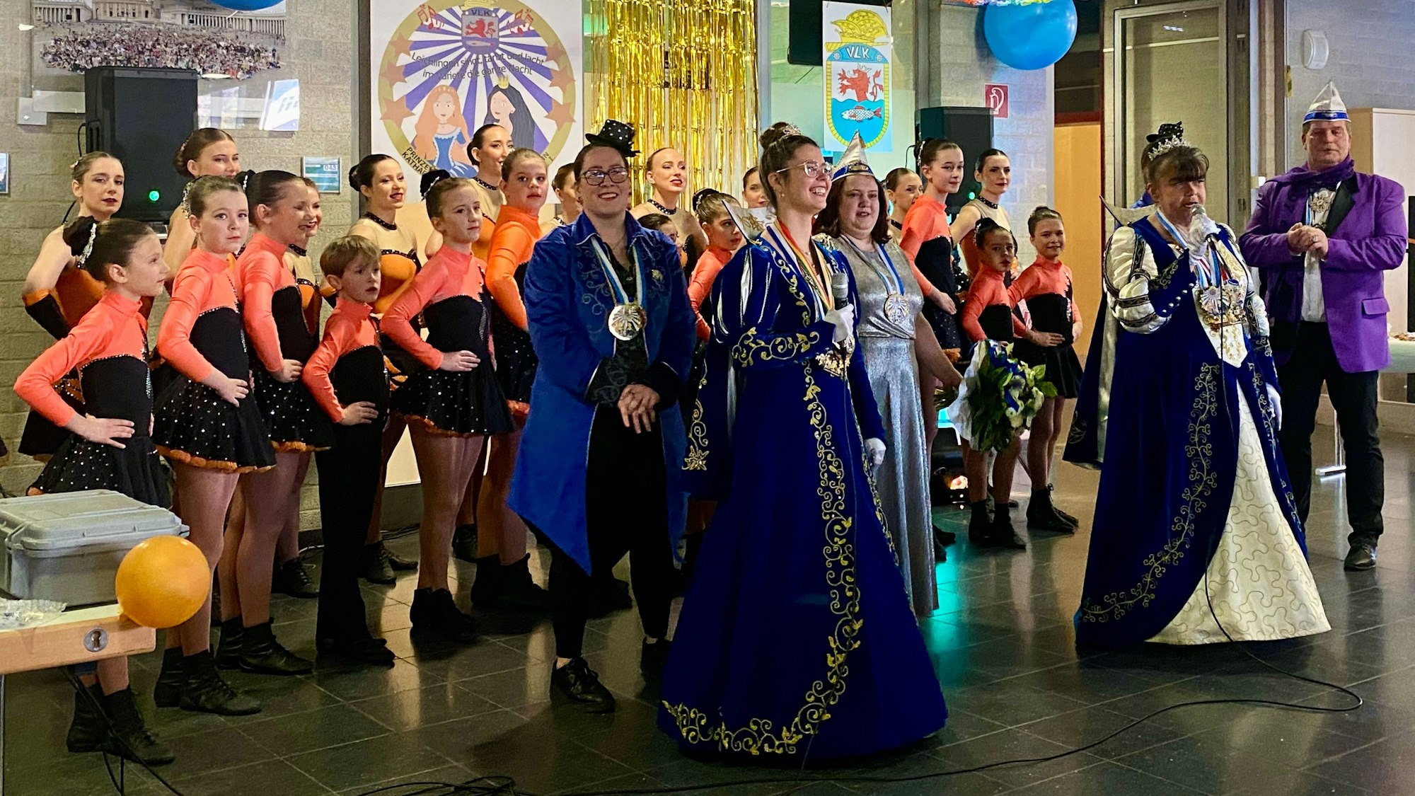 Prinzessin Katharina I. und Prinzessin Chantal I. im Leichlinger Gymnasium