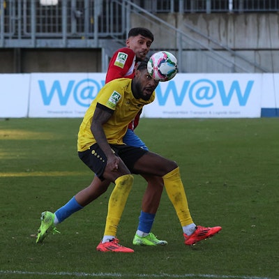 Während Hohkeppels Dominic Duncan den Ball mit dem Kopf spielt, wird er vom Wuppertaler Dilhan Demir bedrängt.
