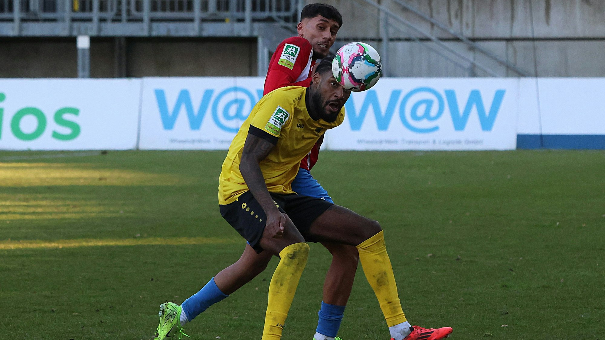 Während Hohkeppels Dominic Duncan den Ball mit dem Kopf spielt, wird er vom Wuppertaler Dilhan Demir bedrängt.