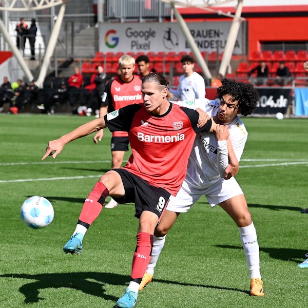 28.09.2024, Fussball-A-Jugend-Bayer 04 - Wiesbaden
links: Artem Stepanov (Bayer)
rechts: Amir Bennis (Wiesbaden)
Foto: Uli Herhaus