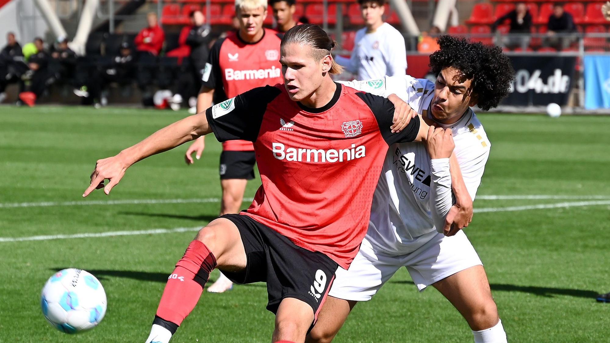 28.09.2024, Fussball-A-Jugend-Bayer 04 - Wiesbaden
links: Artem Stepanov (Bayer)
rechts: Amir Bennis (Wiesbaden)
Foto: Uli Herhaus